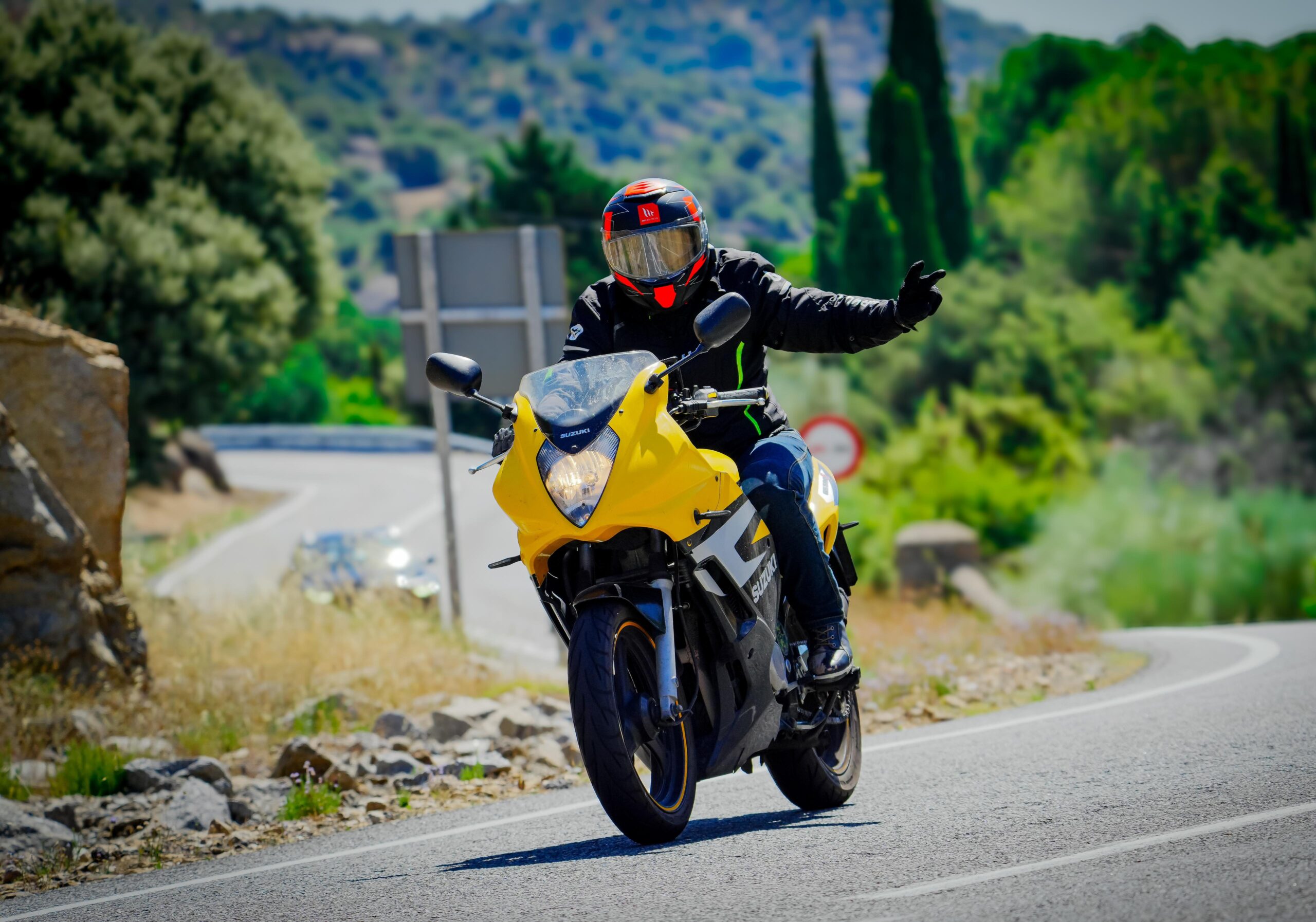 FOTO DE RUTA EN MOTO.
SUZUKI GS 500 F AMARILLA.
NAVALUENGA